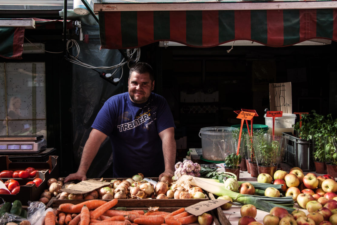 hala mirowska, najlepsze stoiska, gdzie na zakupy w centrum, bazar warszawa, najlepszy bazar, lokalne jedzenie, gdzie na zakupy, produkty rzemieślnicze, hala gwardii, najlepsze warzywa i owoce pod halą mirowską