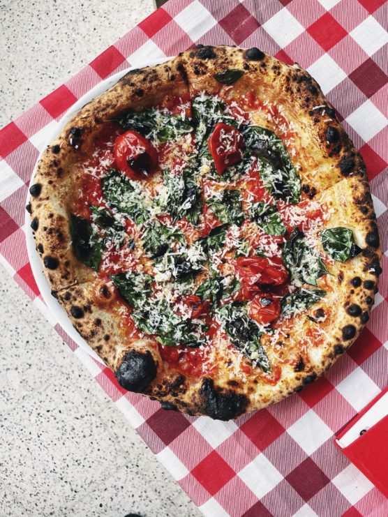najlepsza pizza neapolitanska, gdzie na pizze w warszawie, najlepsza pizza warszawa, pizza neapolitańska, piec opalany drewnem, pizzaiolo krucza